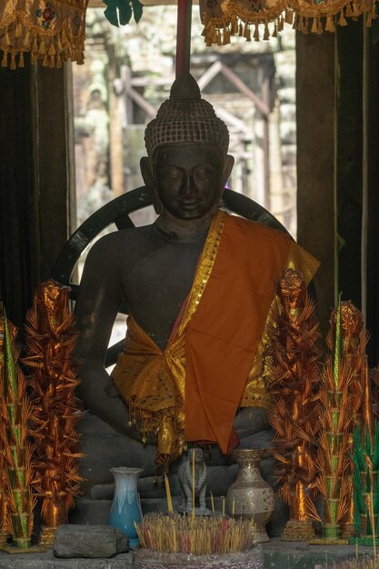 Foto statua di buddha nel tempio vestita di arancione