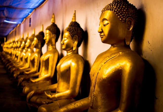 Foto statua di buddha nel tempio fuori dall'edificio