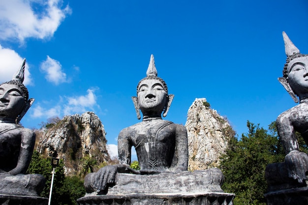 Статуя Будды для тайцев и иностранных путешественников посещают и уважают молитву благословения со святым в монастыре Ват Там Крабок или храме Тамкрабок в городе Пхра Пхуттабат в Сарабури, Таиланд