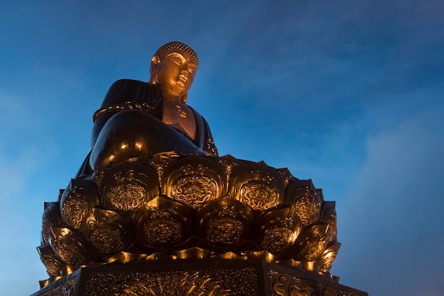 雲の日没時の仏像 ファンシーパン山の頂上にある大きな仏像 サパ ラオカイ ベトナム 壮観なファンシーパンの伝説