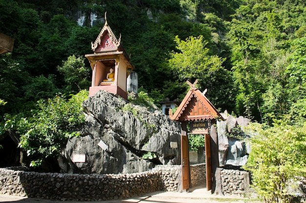 タイの人々が旅行する旅行者のための仏像は、2017年10月4日にタイのパッタルンにあるカオチャイソーン温泉に訪れ、祈りを尊重します