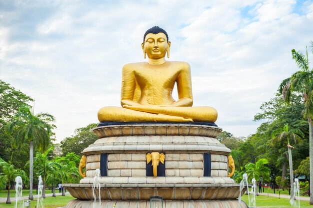 Statua del buddha presso il parco viharamahadevi o victoria park, parco pubblico situato a colombo vicino al museo nazionale in sri lanka
