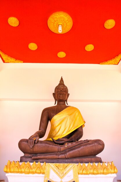 Foto statua del buddha in wat phra mahathat, ratchaburi, tailandia.