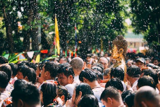 Cerimonia dell'acqua della statua di buddha nel festival di songkran, tailandia