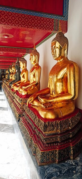 Foto statue di buddha in un tempio di bangkok. tailandia