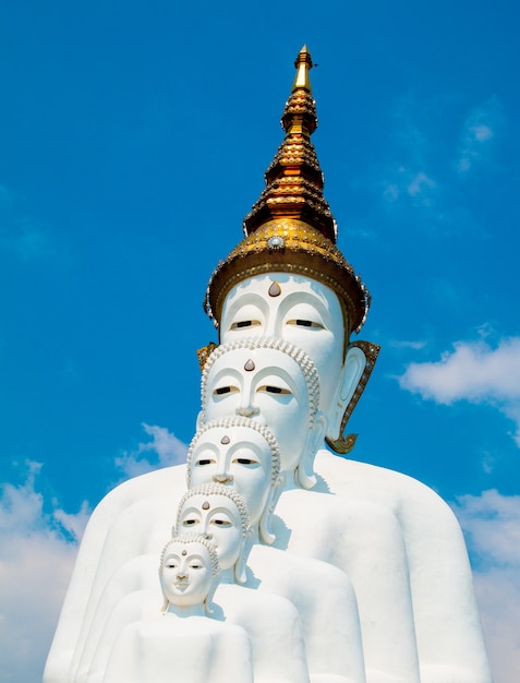 Statue del buddha e vetro colorato del percorso colorato del piede impilati in tailandia