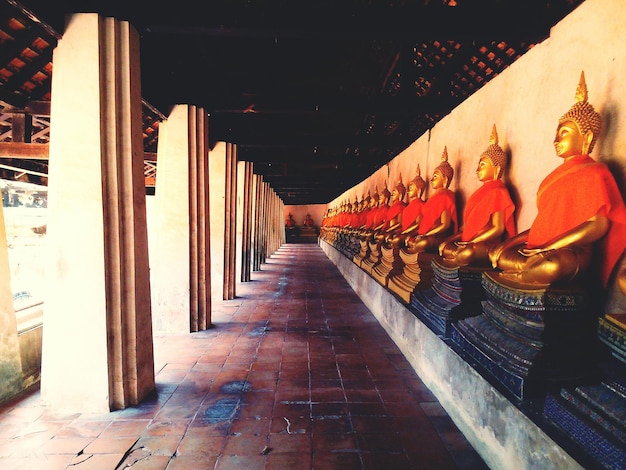 Photo buddha statues in row at temple