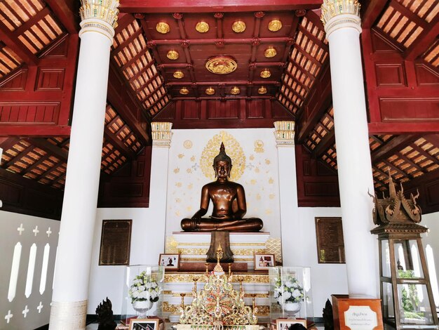 Photo buddha statues in temple