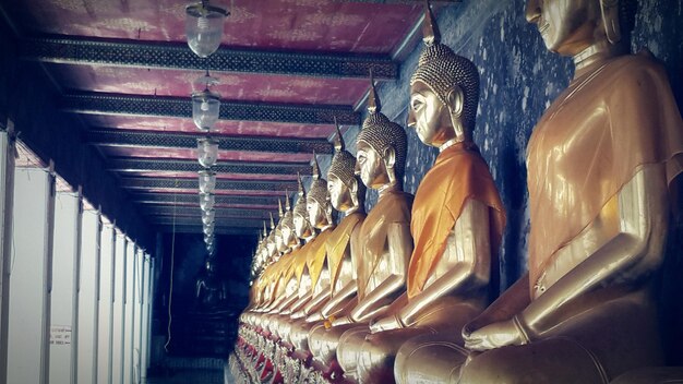 Photo buddha statues in temple