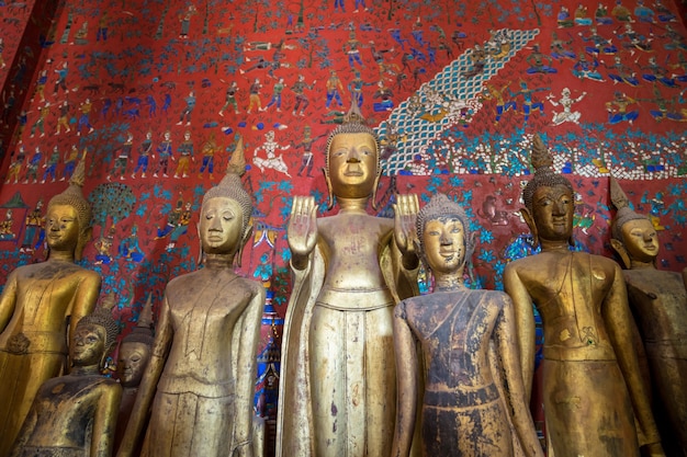 Статуи Будды в Уот Xieng Thong в Луангпрабанге, Лаос.