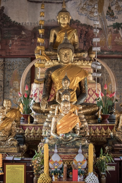 Buddha nel tempio thailandese