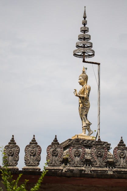 Buddha nel tempio thailandese