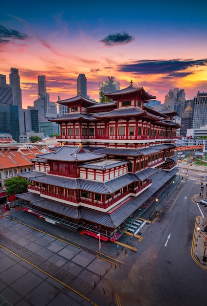 Tempio della reliquia del dente di buddha all'alba nella città cinese di singapore