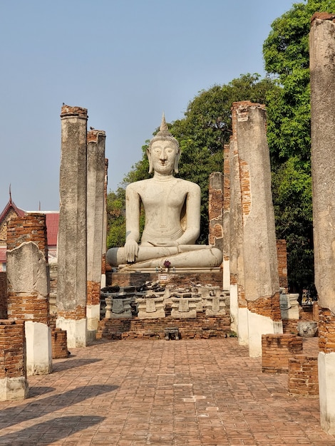 Immagine del buddha o chiamata luang poh yai al wat phra mahathat tempio distretto chainat thailandia