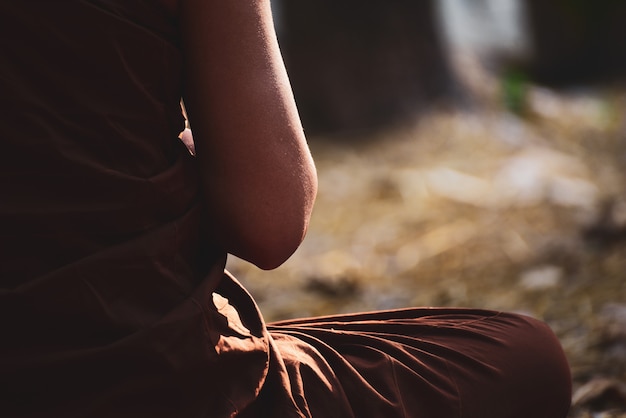 仏教の僧侶vipassanaはタイで心を落ち着かせるために瞑想します。