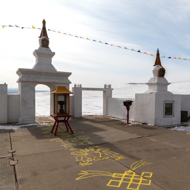 Il buddista prega dell'illuminismo in inverno in una giornata di sole a ogoy island, lago baikal, russia