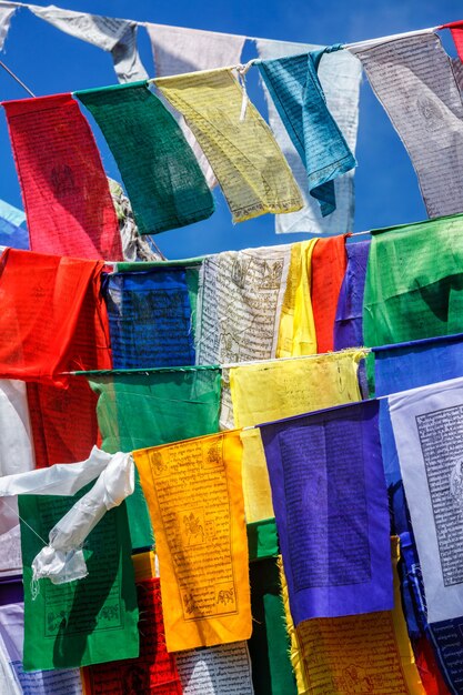 Photo buddhist prayer flags lunga in mcleod ganj himachal pradesh india