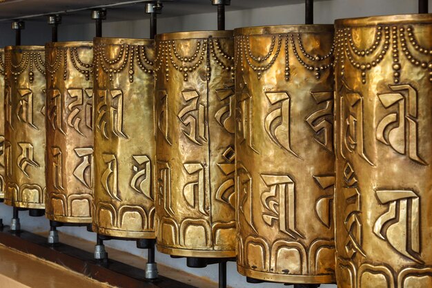 Photo buddhist prayer wheels