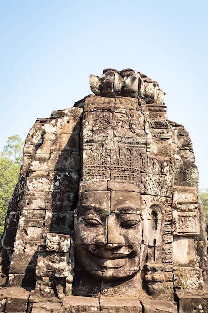 Volti sorridenti buddisti sulle torri di bayon temple, in cambogia.