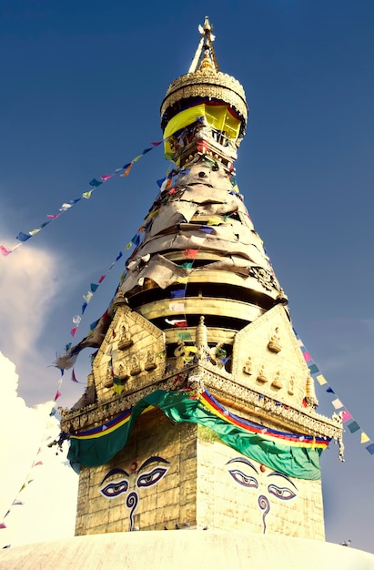 네팔 카트만두 계곡에 있는 불교 사리탑. 스와얌부나트(원숭이 사원)