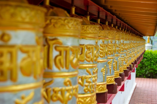 Photo buddhist temple of dag shang kagyu in panillo aragon spain details in a buddhist temple dag shan