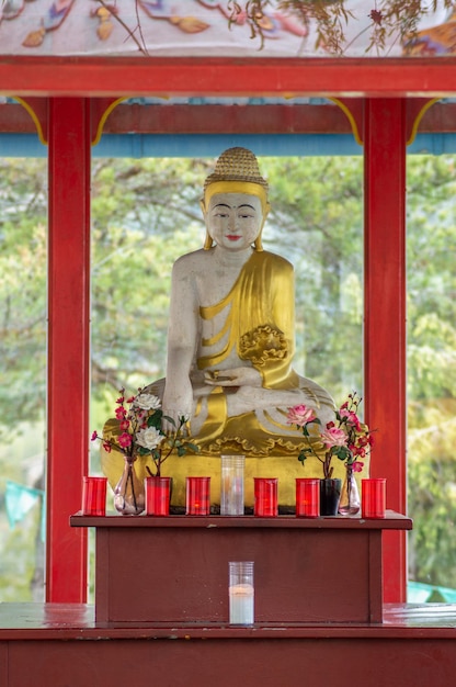 Photo buddhist temple of dag shang kagyu in panillo aragon spain details in a buddhist temple dag shan