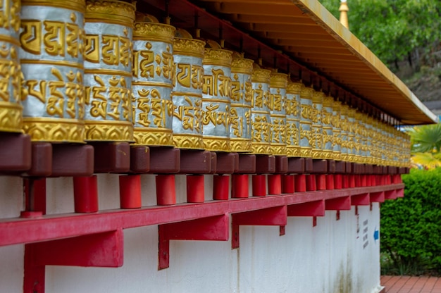 Photo buddhist temple of dag shang kagyu in panillo aragon spain details in a buddhist temple dag shan