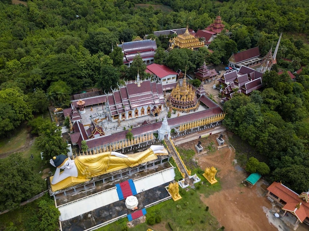 Photo buddhist temple wat phra that suthon mongkon khiri features the beautiful reclining buddha statue