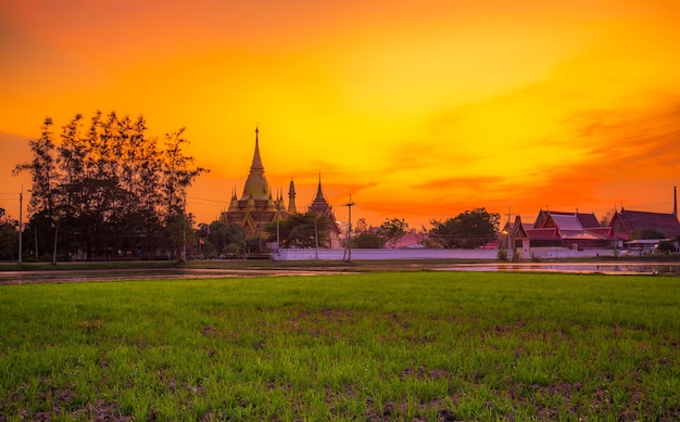 タイの田舎の仏教寺院と仏塔