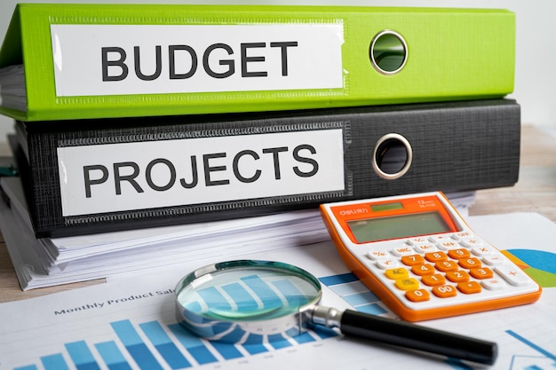 Foto budget e progetti binder report finanziario dei dati aziendali con analisi del grafico in ufficio