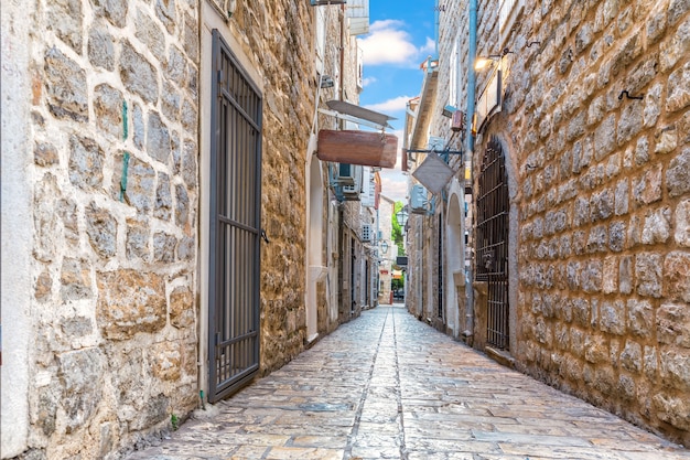 Budva oude stad smalle europese straat, montenegro.
