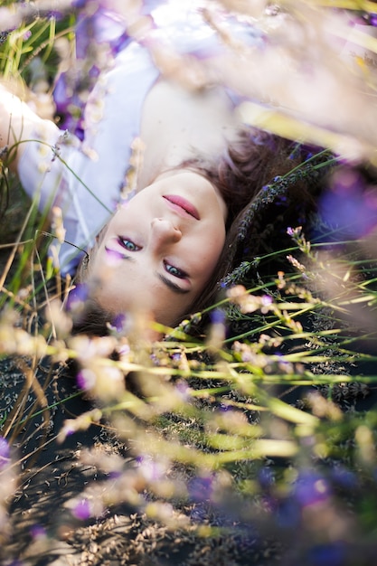 Foto bella giovane donna sul campo estivo