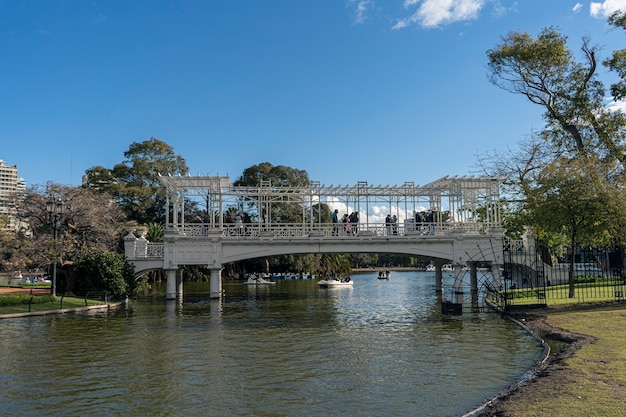 Buenos aires, argentina, 20 giugno 2021. ponte nel parco chiamato bosques de palermo o rosedal nel centro della città. concetto turista, viaggio.