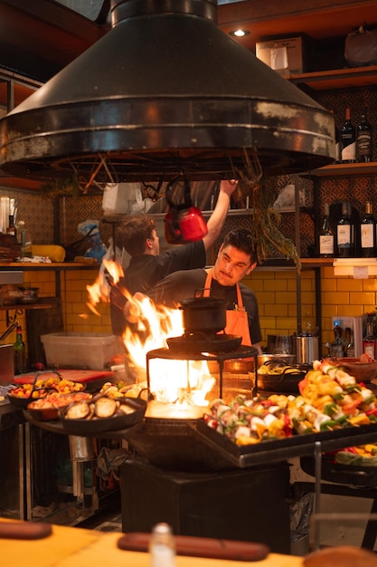 Foto buenos aires argentina locali e turisti che fanno shopping, bevono e mangiano al mercato di san telmo