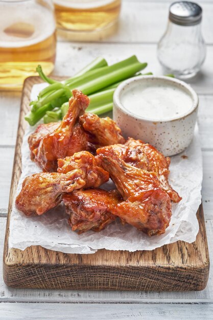 Buffalo chicken wings met bleekselderij en bier