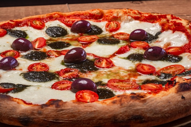 Buffelmozzarella pizza cherrytomaatjes basilicum pesto en zwarte olijven