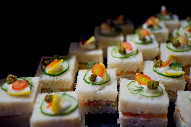 buffet eten, catering eten feest in restaurant, mini-canapés, snacks en hapjes