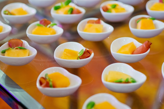 buffet eten, catering food party in restaurant, mini canapés, snacks en hapjes