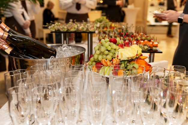 Foto tavola festiva a buffet con vino e snack. catering per riunioni di lavoro, eventi e celebrazioni.