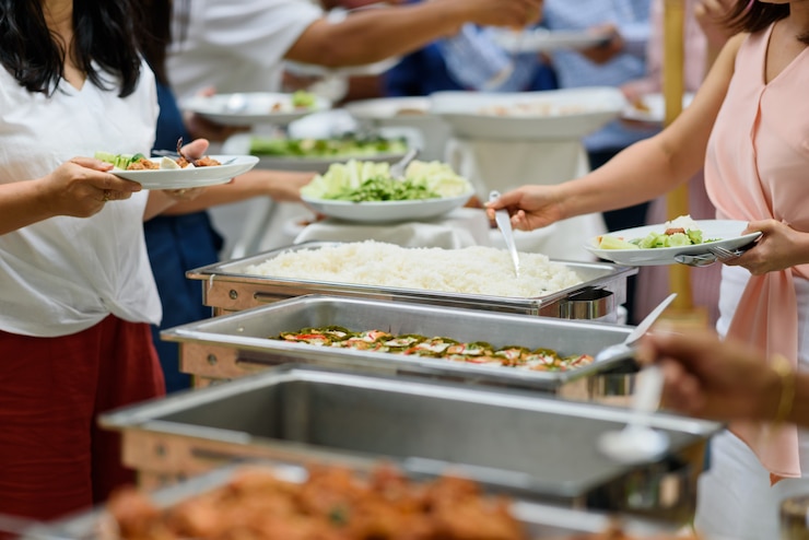 Photo 뷔페 음식, 식당에서의 케이터링 음식 파티, 미니 카나페, 간식 및 전채
