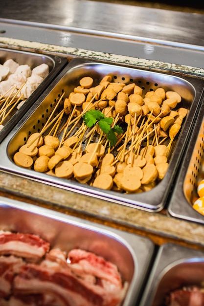 Foto un buffet di cibo tra cui carne, carne e carne.