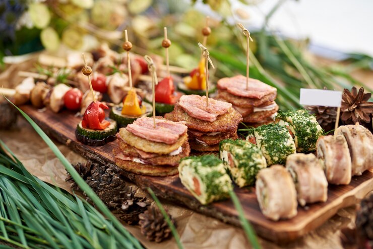 Foto buffet op straat. snacks voor het evenement. organisatie van vakantie