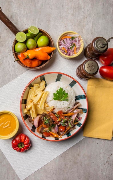 ビュッフェテーブル各種料理プレート伝統的なペルーのコンフォートフード自家製料理