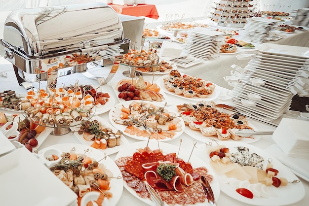 Foto tavolo da buffet con una varietà di piatti nel ristorante