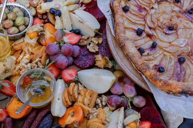 Foto buffet tafel kleurrijke gerechten snacks plat feestelijke voorgerechten selectieve focus