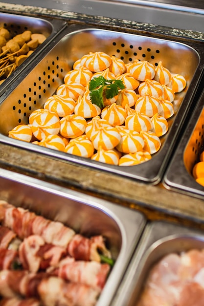 Foto un buffet con una varietà di cibi tra cui una varietà di formaggi.