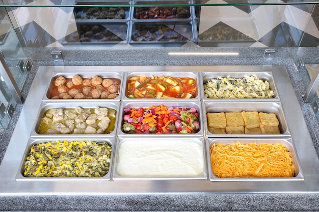 Шведский стол с разнообразной едой на вынос