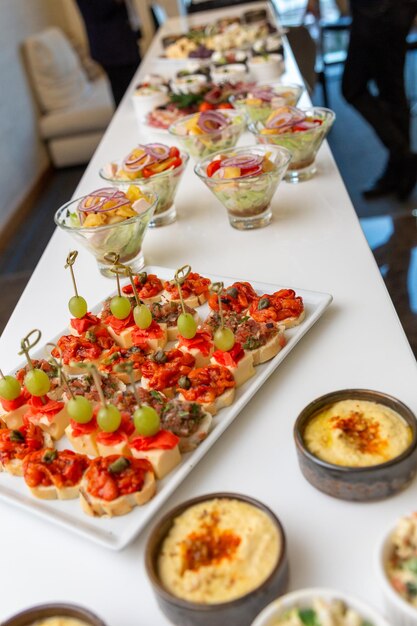 Foto buffettafel met koude voorgerechten en salades