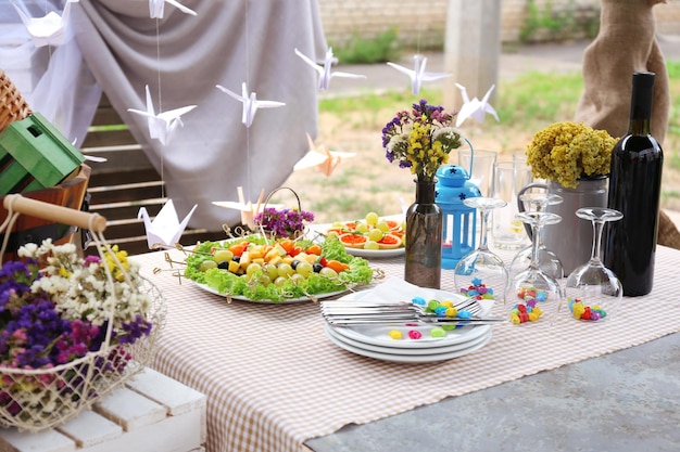 Buffettafel met servies voor gasten