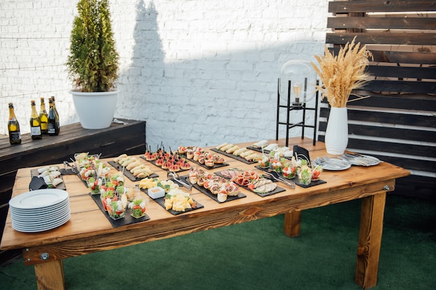 Buffettafel van ontvangst met hamburgers, koude snacks, vlees en salades